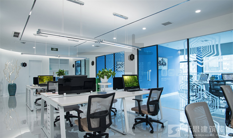 <a href=http://m.longuevilletennis.com/bangonganli/ target=_blank class=infotextkey>合肥辦公室設(shè)計(jì)</a>如何體現(xiàn)公司的文化及環(huán)境的現(xiàn)代性